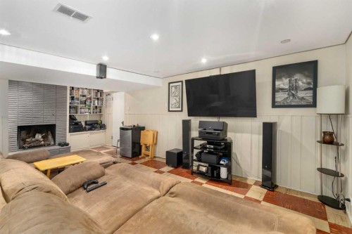 1437 23 Street Sw, Calgary, AB - Indoor With Fireplace