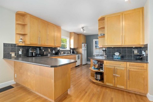 1437 23 Street Sw, Calgary, AB - Indoor Photo Showing Kitchen