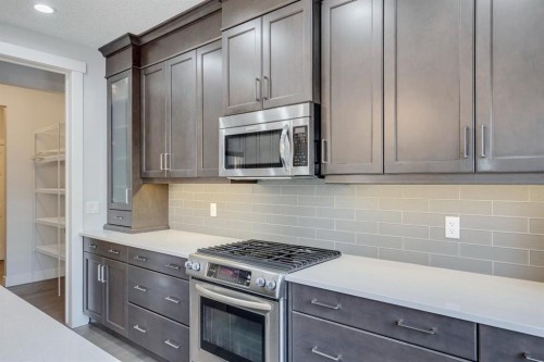 427 Canals Boulevard Sw, Airdrie, AB - Indoor Photo Showing Kitchen With Upgraded Kitchen