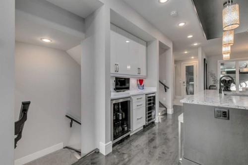 506 54 Avenue Sw, Calgary, AB - Indoor Photo Showing Kitchen