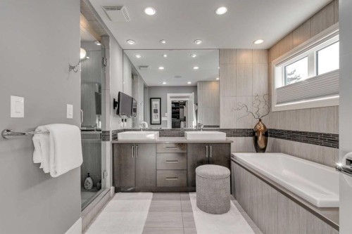 506 54 Avenue Sw, Calgary, AB - Indoor Photo Showing Bathroom