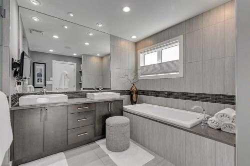 506 54 Avenue Sw, Calgary, AB - Indoor Photo Showing Bathroom