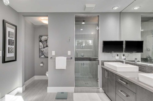 506 54 Avenue Sw, Calgary, AB - Indoor Photo Showing Bathroom