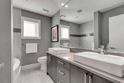 506 54 Avenue Sw, Calgary, AB - Indoor Photo Showing Bathroom