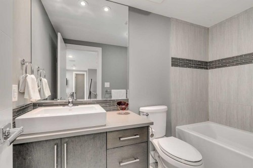 506 54 Avenue Sw, Calgary, AB - Indoor Photo Showing Bathroom