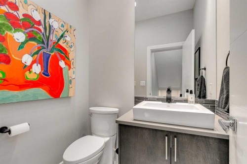 506 54 Avenue Sw, Calgary, AB - Indoor Photo Showing Bathroom