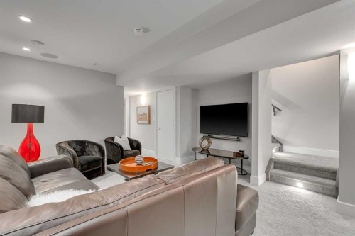 506 54 Avenue Sw, Calgary, AB - Indoor Photo Showing Other Room