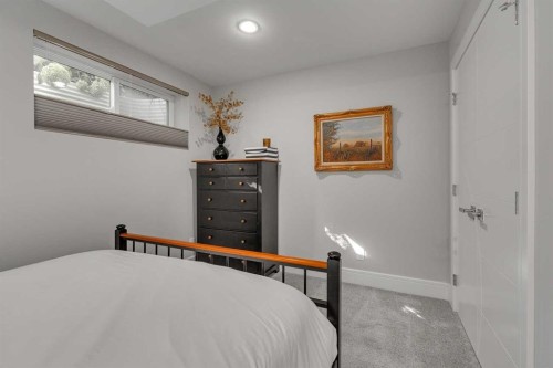 506 54 Avenue Sw, Calgary, AB - Indoor Photo Showing Bedroom
