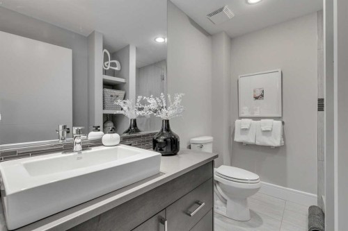 506 54 Avenue Sw, Calgary, AB - Indoor Photo Showing Bathroom