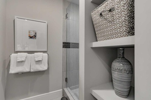 506 54 Avenue Sw, Calgary, AB - Indoor Photo Showing Bathroom