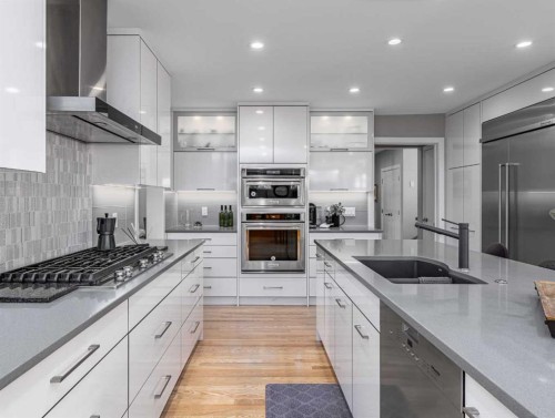 2604 11 Avenue Nw, Calgary, AB - Indoor Photo Showing Kitchen With Double Sink With Upgraded Kitchen
