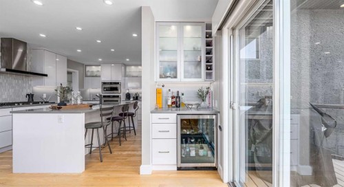2604 11 Avenue Nw, Calgary, AB - Indoor Photo Showing Kitchen With Upgraded Kitchen