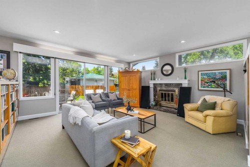 2604 11 Avenue Nw, Calgary, AB - Indoor Photo Showing Living Room With Fireplace