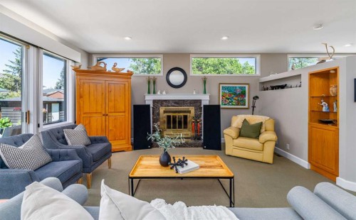 2604 11 Avenue Nw, Calgary, AB - Indoor Photo Showing Living Room With Fireplace