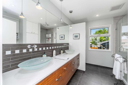 2604 11 Avenue Nw, Calgary, AB - Indoor Photo Showing Bathroom
