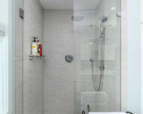 2604 11 Avenue Nw, Calgary, AB - Indoor Photo Showing Bathroom