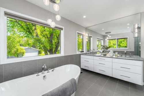 2604 11 Avenue Nw, Calgary, AB - Indoor Photo Showing Bathroom