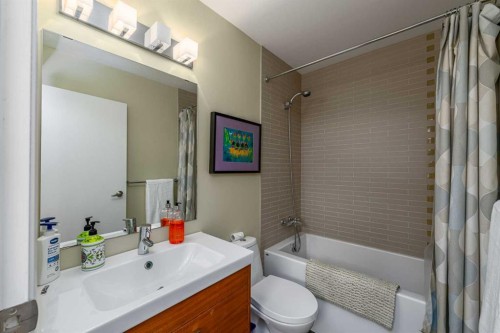 2604 11 Avenue Nw, Calgary, AB - Indoor Photo Showing Bathroom