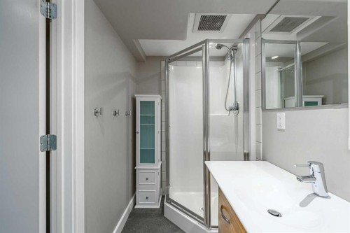 2604 11 Avenue Nw, Calgary, AB - Indoor Photo Showing Bathroom