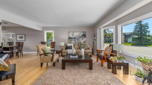 2604 11 Avenue Nw, Calgary, AB - Indoor Photo Showing Living Room