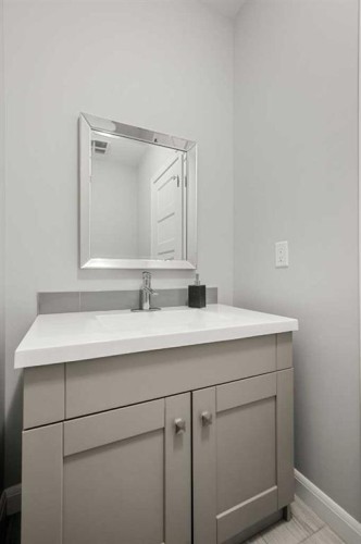 2-530 56 Avenue Sw, Calgary, AB - Indoor Photo Showing Bathroom