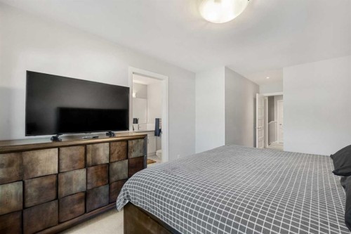 2-530 56 Avenue Sw, Calgary, AB - Indoor Photo Showing Bedroom