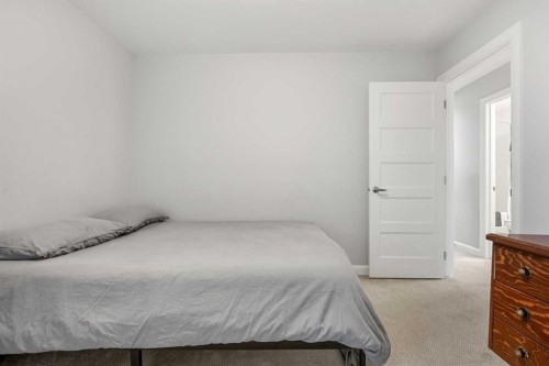 2-530 56 Avenue Sw, Calgary, AB - Indoor Photo Showing Bedroom