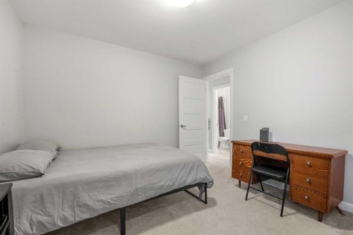 2-530 56 Avenue Sw, Calgary, AB - Indoor Photo Showing Bedroom