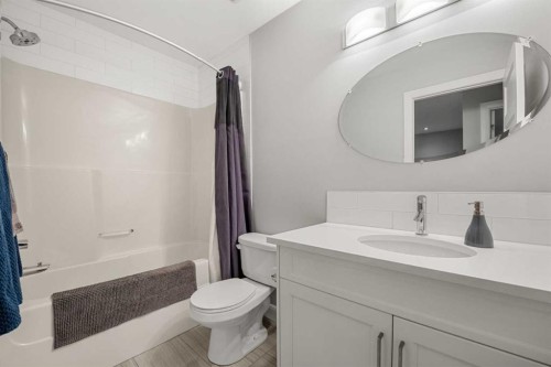 2-530 56 Avenue Sw, Calgary, AB - Indoor Photo Showing Bathroom