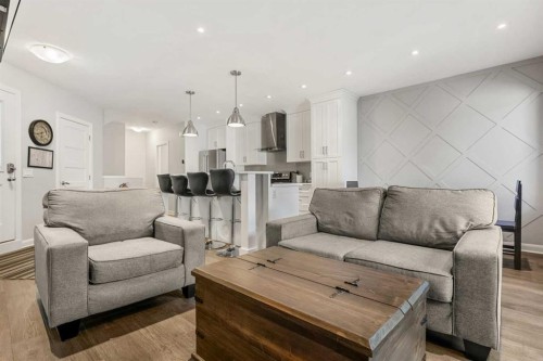 2-530 56 Avenue Sw, Calgary, AB - Indoor Photo Showing Living Room