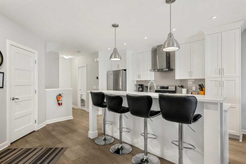 2-530 56 Avenue Sw, Calgary, AB - Indoor Photo Showing Kitchen With Upgraded Kitchen