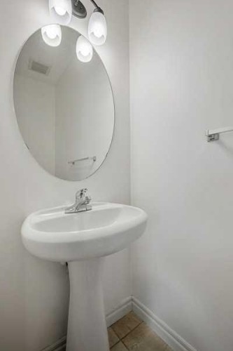 345 Prestwick Terrace Se, Calgary, AB - Indoor Photo Showing Bathroom