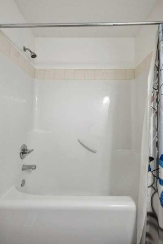 345 Prestwick Terrace Se, Calgary, AB - Indoor Photo Showing Bathroom