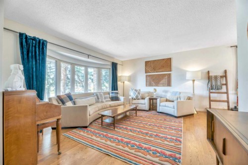 233 Thornbriar Green, Strathmore, AB - Indoor Photo Showing Living Room
