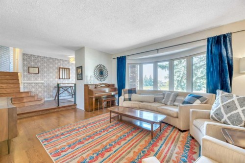 233 Thornbriar Green, Strathmore, AB - Indoor Photo Showing Living Room