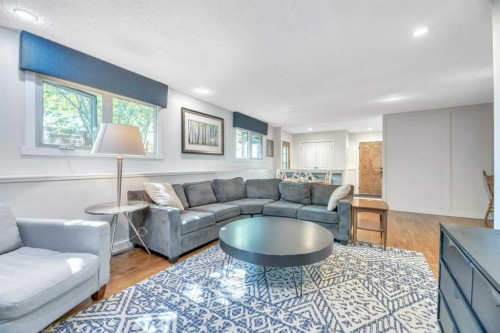 233 Thornbriar Green, Strathmore, AB - Indoor Photo Showing Living Room