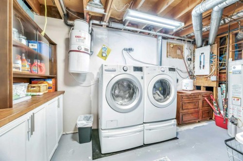 233 Thornbriar Green, Strathmore, AB - Indoor Photo Showing Laundry Room