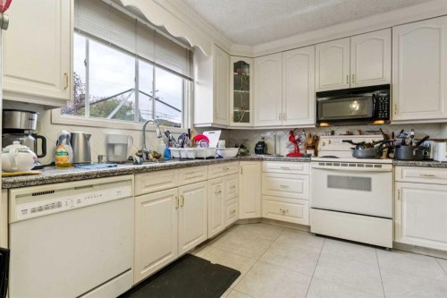 233 27 Avenue Ne, Calgary, AB - Indoor Photo Showing Kitchen