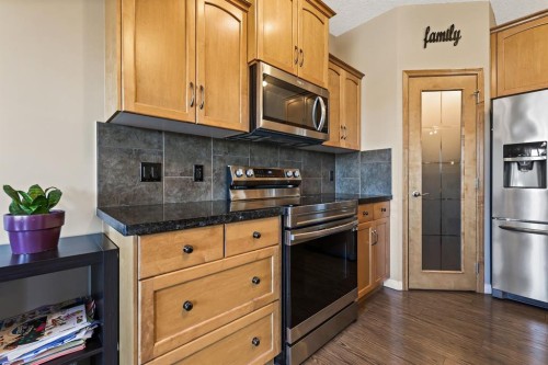 114 Everglen Crescent Sw, Calgary, AB - Indoor Photo Showing Kitchen