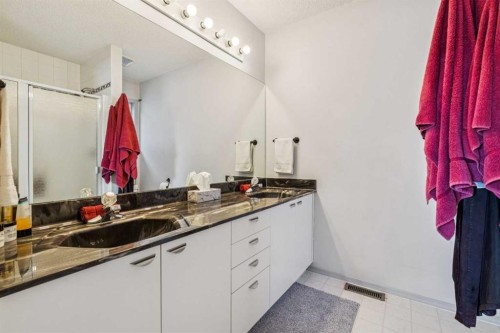 142 Elizabeth Way Se, Airdrie, AB - Indoor Photo Showing Bathroom