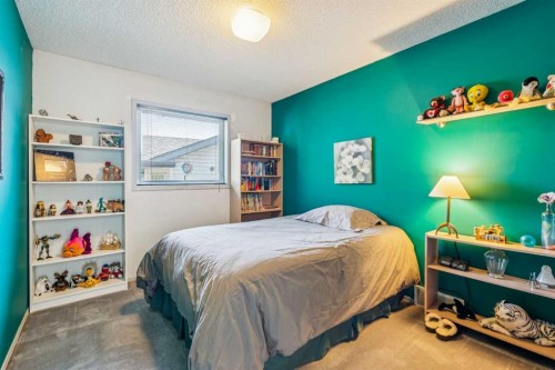142 Elizabeth Way Se, Airdrie, AB - Indoor Photo Showing Bedroom