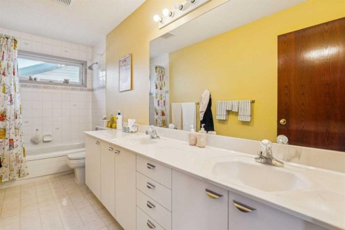 142 Elizabeth Way Se, Airdrie, AB - Indoor Photo Showing Bathroom
