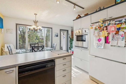 142 Elizabeth Way Se, Airdrie, AB - Indoor Photo Showing Kitchen