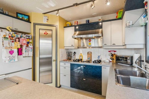 142 Elizabeth Way Se, Airdrie, AB - Indoor Photo Showing Kitchen With Double Sink
