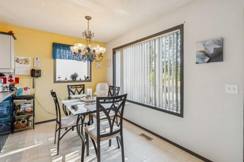 142 Elizabeth Way Se, Airdrie, AB - Indoor Photo Showing Dining Room