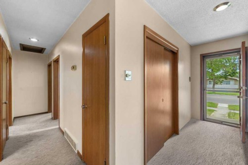 4207 Brisebois Drive Nw, Calgary, AB - Indoor Photo Showing Other Room