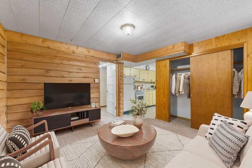 4207 Brisebois Drive Nw, Calgary, AB - Indoor Photo Showing Living Room