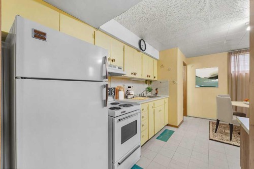 4207 Brisebois Drive Nw, Calgary, AB - Indoor Photo Showing Kitchen