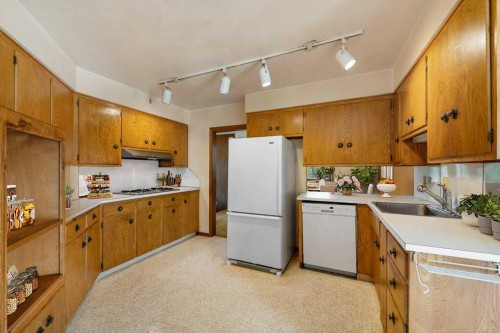 4207 Brisebois Drive Nw, Calgary, AB - Indoor Photo Showing Kitchen