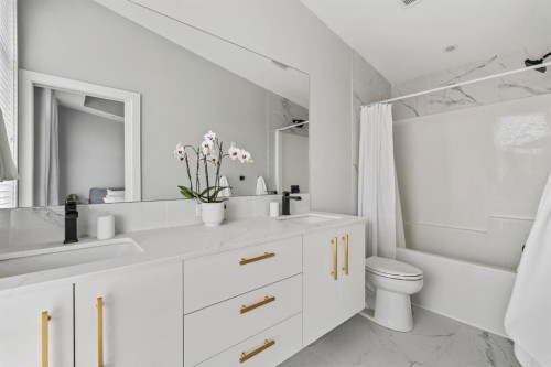 3048 85 Street Sw, Calgary, AB - Indoor Photo Showing Bathroom